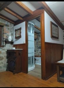 Zimmer mit Kamin und Glastür in der Unterkunft Casa Rural El Cotu en Cangas de Onís in Cangas de Onís