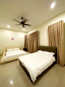 Tempat tidur dalam kamar di 20PAX 4BR Villa with Kids Swimming Pool, KTV, Pool Table n BBQ near SPICE Arena Penang