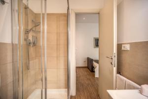 łazienka z prysznicem i umywalką w obiekcie Colosseum Royal Apartment w Rzymie +19 zdjęć
