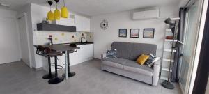 een woonkamer met een bank en een tafel bij Charme Du Cap D'Agde in Cap d'Agde