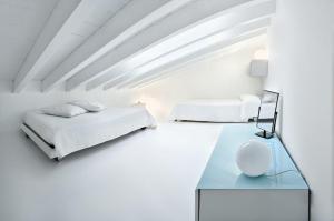 Rúm í herbergi á Loft di design a Loano in località Borgo Castello
