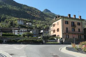una calle vacía en un pueblo con una montaña en Casa vacanze Valle d'Aosta - Maison Lugon en Aosta