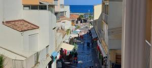 een uitzicht over een straat met gebouwen bij Charme Du Cap D'Agde in Cap d'Agde