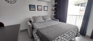 een kleine slaapkamer met een bed en een raam bij Charme Du Cap D'Agde in Cap d'Agde +41 foto's