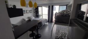 een kamer met een keuken en een woonkamer bij Charme Du Cap D'Agde in Cap d'Agde