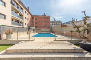 una piscina en un patio de un edificio en CONFORT APARTMENT, en Roses
