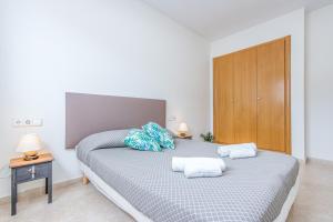 Un dormitorio con una cama con dos toallas encima. en CONFORT APARTMENT, en Roses