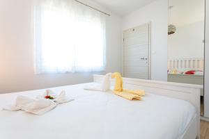 Un pat sau paturi într-o cameră la Apartments Jelena Vantačići