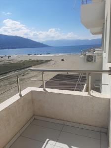 ヴロラにあるLovely apartament with the sea viewのビーチを望むバルコニー