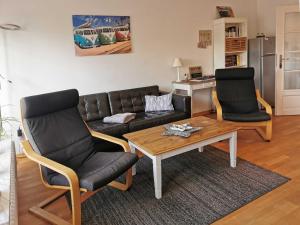 - un salon avec un canapé et une table basse dans l'établissement Ferienwohnung Pelzerglück, à Pelzerhaken