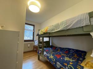 - une chambre avec des lits superposés dans l'établissement 034 Splendido Trilocale Pinzolo, à Pinzolo