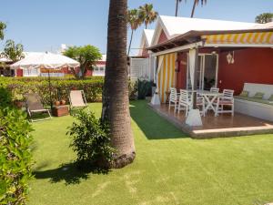 a house with a palm tree in the yard at Tunos 83 in Maspalomas