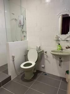 Et badeværelse på JML Family Homestay ~ Entire Residential Home