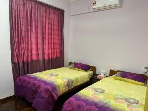 JML Family Homestay ~ Entire Residential Home tesisinde bir odada yatak veya yataklar