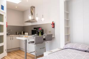 O bucătărie sau chicinetă la Finest Retreats - The Hideaway - Studio Apartment in Porthleven