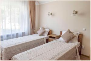 Ένα ή περισσότερα κρεβάτια σε δωμάτιο στο Mandarin Restoran & Hostel