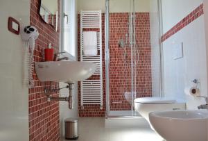A bathroom at Le Stanze di Bacco Még 37 kép
