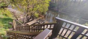 - Vistas al río desde un puente con un banco en Maison d'une chambre avec jardin clos et wifi a Saint Denis en Saint-Denis