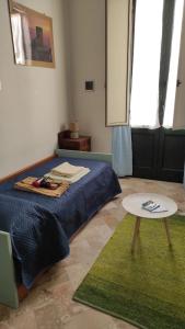トラーパニにあるA Due Passi dal Centroのベッドルーム(ベッド1台、テーブル付)