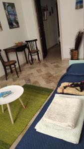 Schlafzimmer mit einem Bett, einem Tisch und einem Tisch in der Unterkunft A Due Passi dal Centro in Trapani