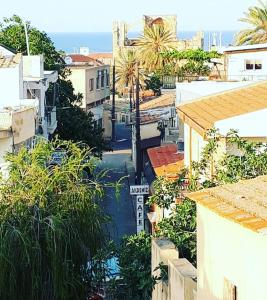 uma vista para uma rua numa cidade com edifícios em Malia Holiday Let em Famagusta