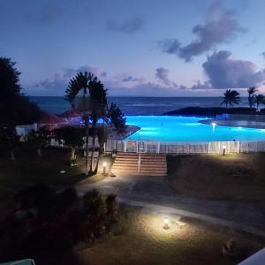 Bassein majutusasutuses Studio cosy à Saint-François - 21 m² avec balcon et piscine või selle lähedal