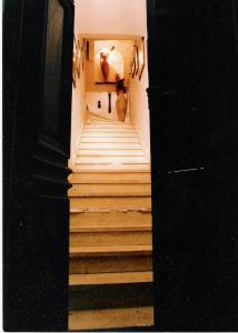 un corridoio con scale che conducono a una camera di la maison de l'architecte a Hammamet