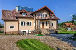 una casa con paneles solares en el techo en Oaza Mazurska - Willa Lasek en Piecki