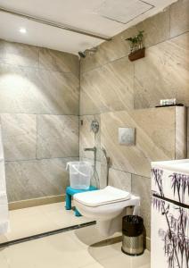 een badkamer met een toilet en een douche bij TRIBHAV Corbett Bliss-Jim Corbett in Rāmnagar
