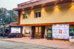 een gebouw met een uithangbord aan de zijkant bij TRIBHAV Corbett Bliss-Jim Corbett in Rāmnagar