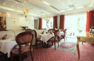 uma sala de jantar com mesa e cadeiras e uma sala de jantar em Boulevard Hotel Hamburg em Hamburgo