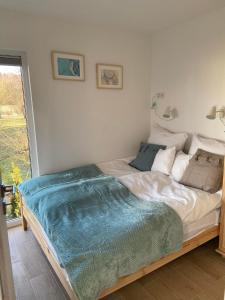 um quarto com uma cama com um cobertor azul em IguHouse em Czaplinek