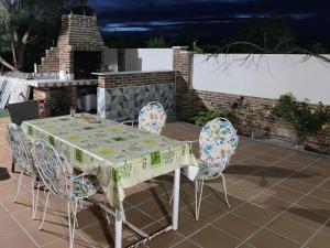 einen Tisch und Stühle auf einer Terrasse in der Unterkunft Chalet Villa Maria a 10 minutos de Puy du Fou in Burguillos de Toledo