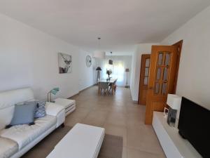 uma sala de estar com um sofá e uma mesa em Cozy Beach Apartment em Málaga