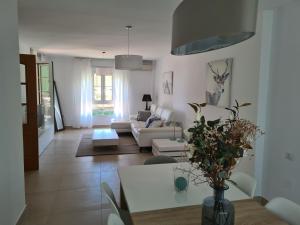 sala de estar con sofá y mesa en Cozy Beach Apartment, en Málaga