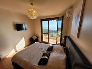 Un dormitorio con una cama grande con una ventana grande. en Superbe Villa, incroyable vue mer, avec piscine privative à Solenzara, en Togna 33 fotos más