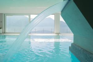 una piscina con vistas al agua en Valarin Luxury Apartments & Wellness, Vercana by Rent All Como, en Vercana