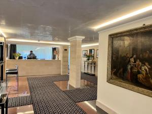 een kamer met een schilderij aan de muur en een aanrecht bij Gemelli Hotel in Rome