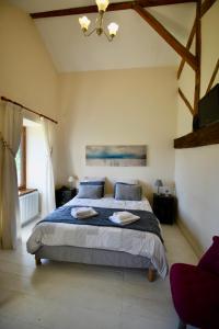 Un pat sau paturi într-o cameră la Domaine LES OURGEAUX