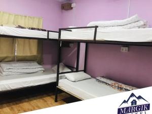 Rúm í herbergi á Margik Backpackers Hostel
