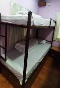 Rúm í herbergi á Margik Backpackers Hostel