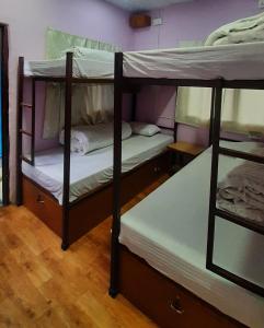 Rúm í herbergi á Margik Backpackers Hostel