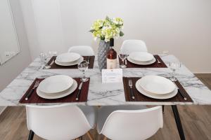 Fotografia z galérie ubytovania Design Apartment with swimming pool near the beach (A1) v Aténach