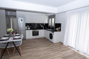 Fotografia z galérie ubytovania Design Apartment with swimming pool near the beach (A1) v Aténach