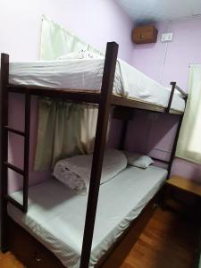 - deux lits superposés dans une chambre dans l'établissement Margik Backpackers Hostel, à Pokhara