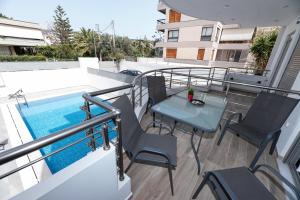 Fotografia z galérie ubytovania Design Apartment with swimming pool near the beach (A1) v Aténach