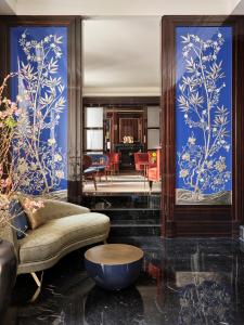 un soggiorno con pareti blu e divano di Vista Palazzo a Verona