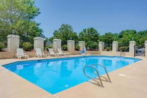 Kolam renang di atau di dekat Days Inn by Wyndham Newport News City Center Oyster Point