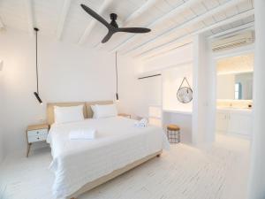 Postel nebo postele na pokoji v ubytování Mykonos AG Villas in Psarou beach + 31 fotografií