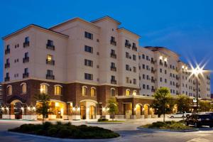 una representación de un hotel por la noche en Sonesta ES Suites Baton Rouge University at Southgate, en Baton Rouge